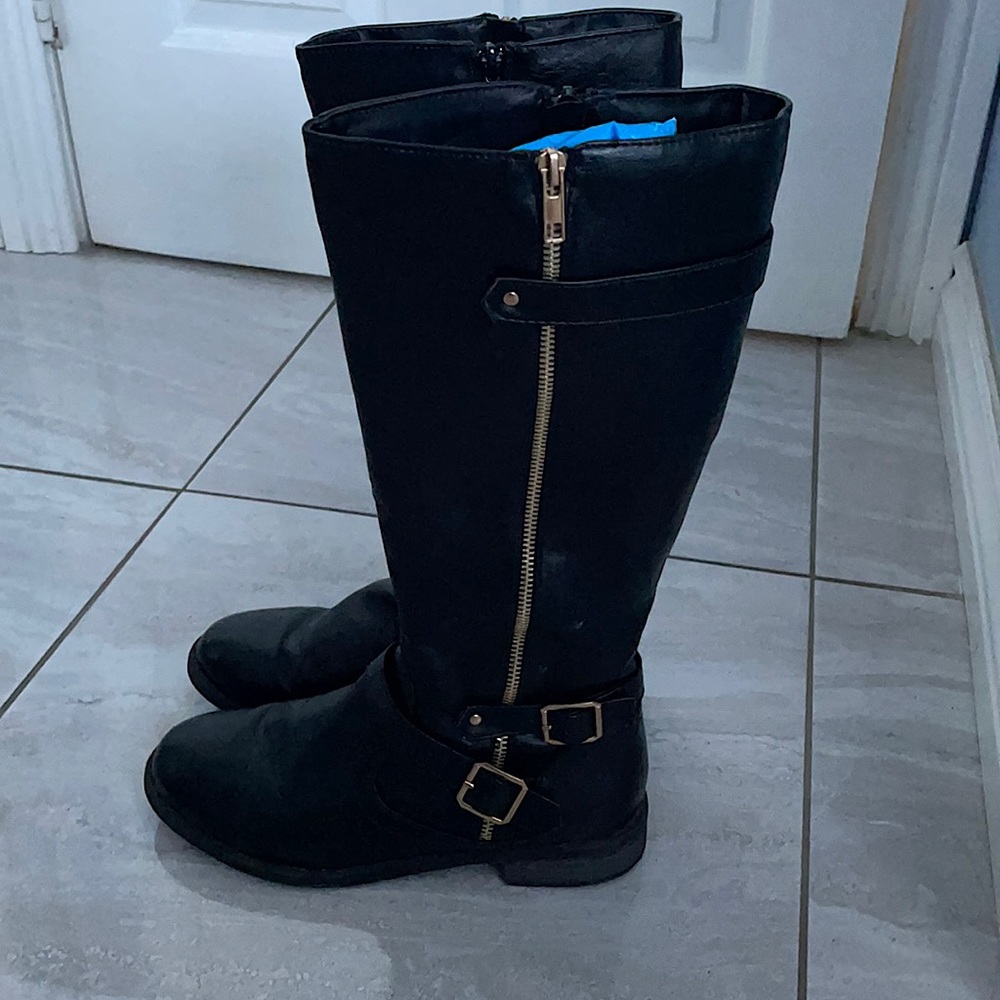 Black up to the knee boots. Good condition only worn three times.